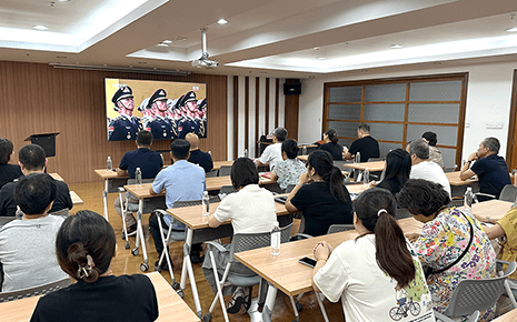 铭记历史 共沐荣光——刘潭服装党支部组织观看“9·3”胜利日大阅兵