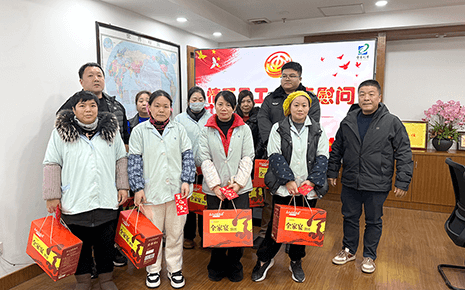 岁寒送暖情系职工——刘潭服装工会开展新春慰问活动