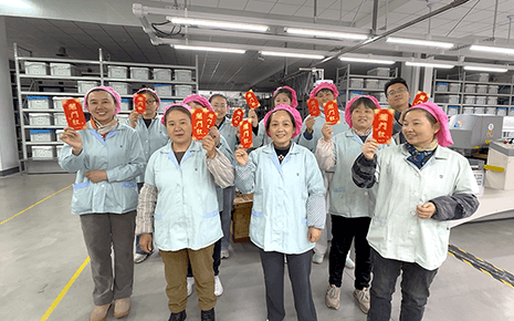 开工大吉!刘潭服装为员工发放开门红包 开工大吉!刘潭服装为员工发放开门红包