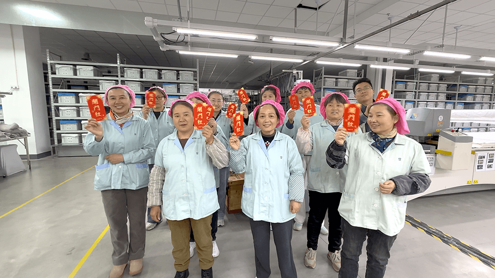 开工大吉！刘潭服装为员工发放开门红包