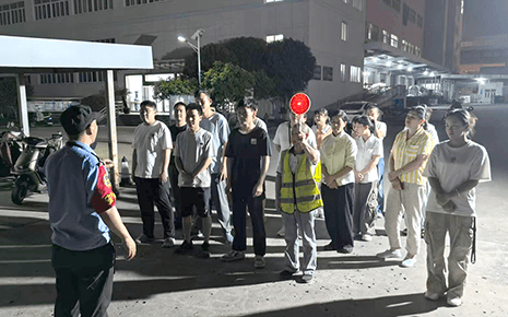 刘潭服装开展宿舍夜间逃生疏散演练:提升员工应急自救能力 刘潭服装开展宿舍夜间逃生疏散演练:提升员工应急自救能力