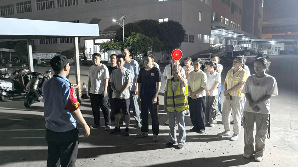 刘潭服装开展宿舍夜间逃生疏散演练：提升员工应急自救能力