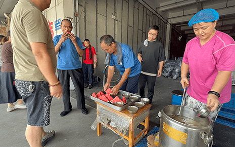 盛夏送清甜 凉意在心间——刘潭服装食堂为一线员工送清凉