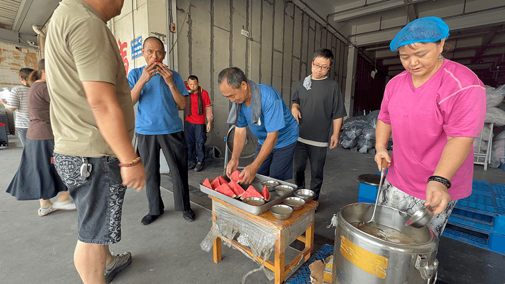 盛夏送清甜 凉意在心间&mdash;&mdash;刘潭服装食堂为一线员工送清凉