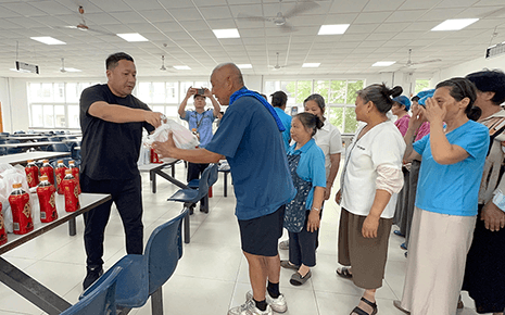 关爱不止一线——刘潭服装暖心慰问后勤人员