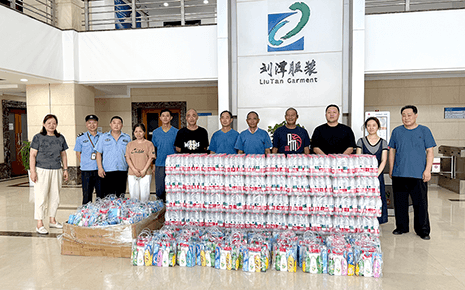 夏日送清凉 暖心护一线——街道总工会关怀慰问刘潭服装职工