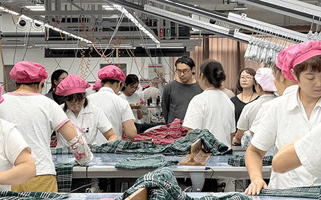 外商客户走进刘潭服装生产一线:深化合作交流 外商客户走进刘潭服装生产一线:深化合作交流