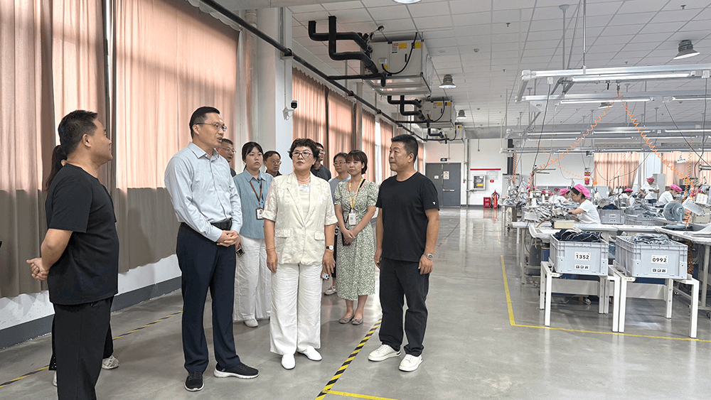刘潭服装｜区领导走进企业，实地考察柔性智造发展成果