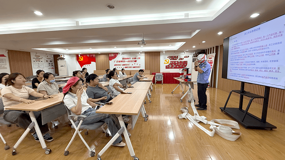 筑牢安全防线 赋能新人启航｜刘潭服装开展新员工入职培训