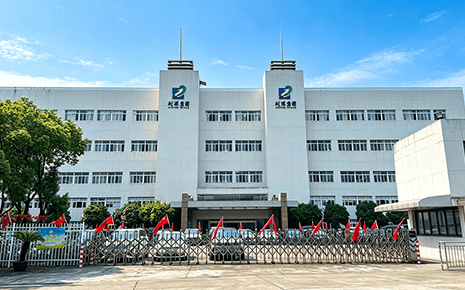 中国红扮靓厂区，刘潭服装喜迎国庆