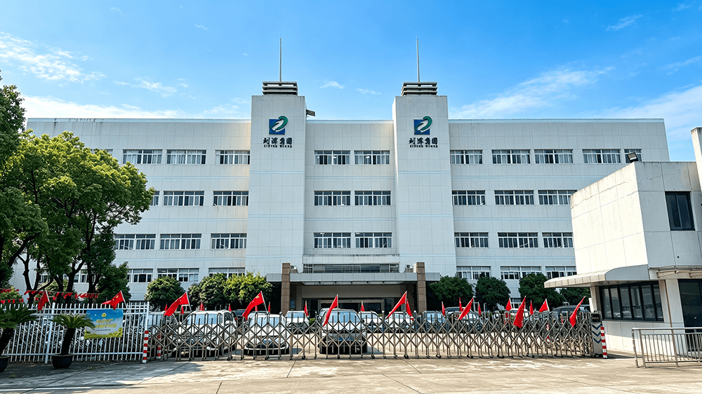 中国红扮靓厂区，刘潭服装喜迎国庆