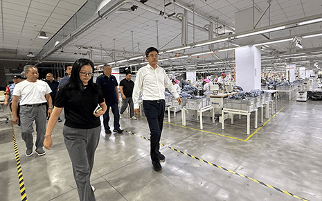 深耕六化建设，筑牢发展根基｜区领导莅临刘潭服装调研安全生产工作